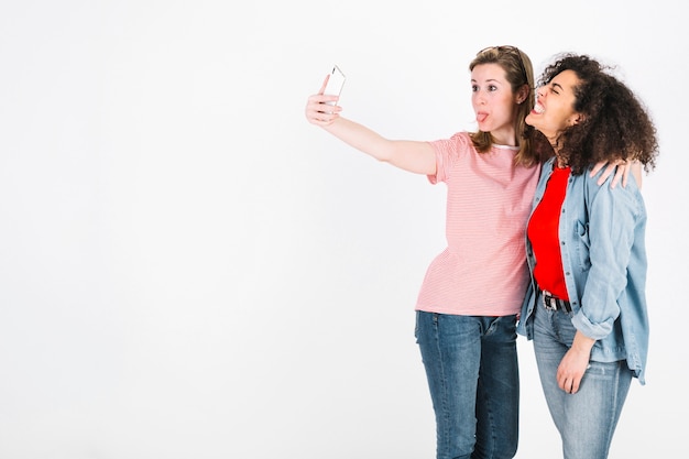 Mujeres jóvenes tomando selfie