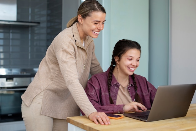 Foto gratuita mujeres jóvenes trabajando juntas