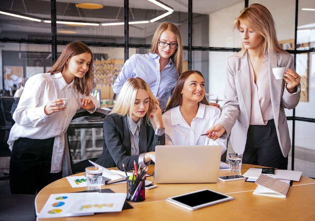 Mujeres jóvenes en el trabajo planeando juntas