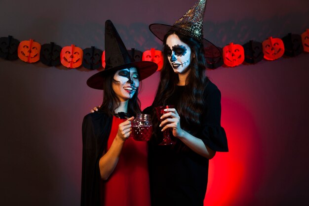 Mujeres jóvenes vestidas como brujas
