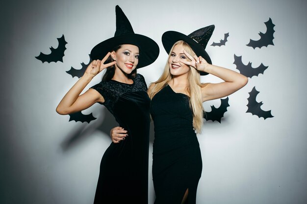 Mujeres jóvenes vestidas para Halloween posando