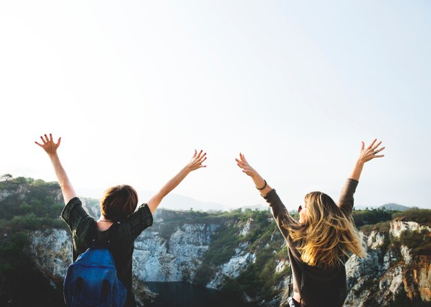 Las mujeres jóvenes viajan juntas concepto