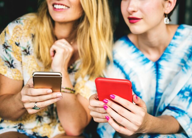 Las mujeres jóvenes viajan juntas concepto