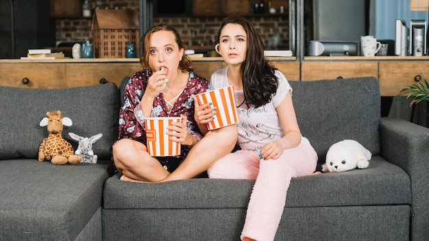 Foto gratuita mujeres jóvenes viendo la televisión