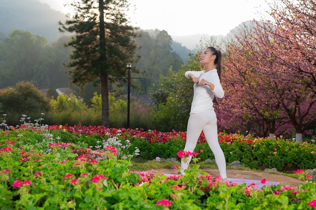 Las mujeres juegan yoga en el parque.