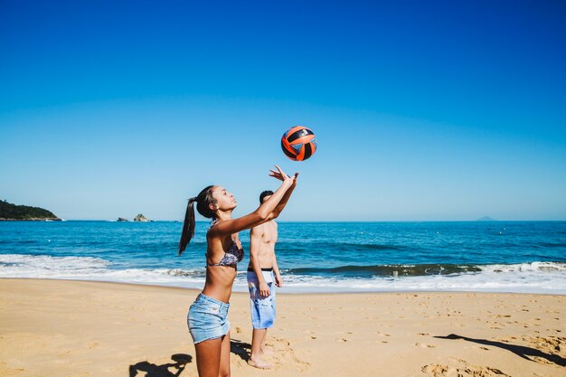 Mujeres jugando al voleibol de playa