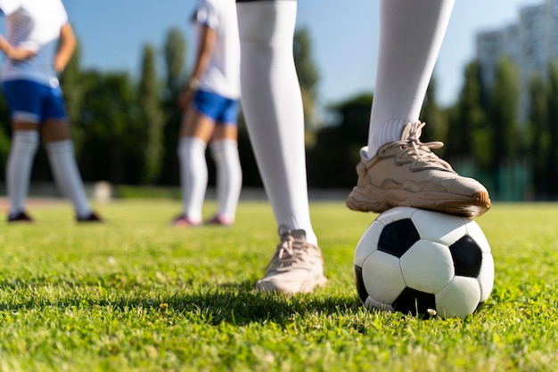 Foto gratuita mujeres jugando en un equipo de fútbol.