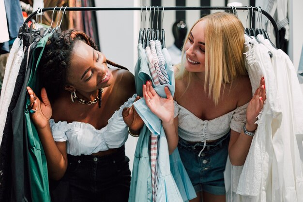 Mujeres juguetonas comprando juntas