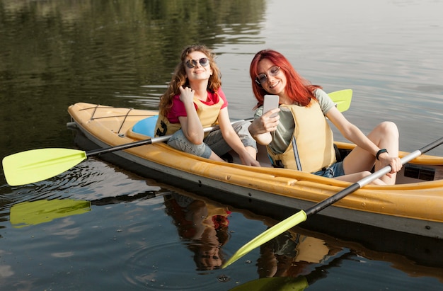 Mujeres en kayak tomando selfie