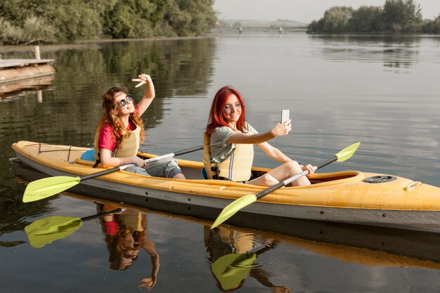 Mujeres en kayak tomando selfie