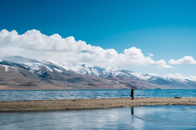 mujeres en el lago Pangong y la montaña en Leh Ladakh, India