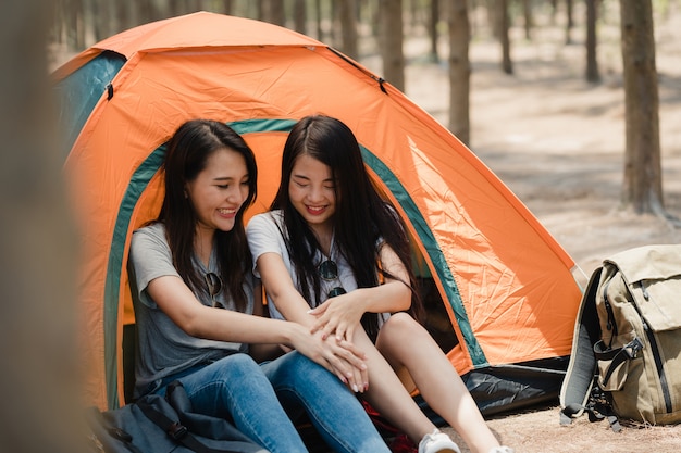 Mujeres lesbianas lgbtq pareja acampando o picnic juntos en el bosque
