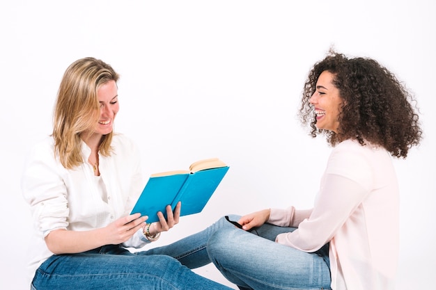 Mujeres leyendo un libro juntos