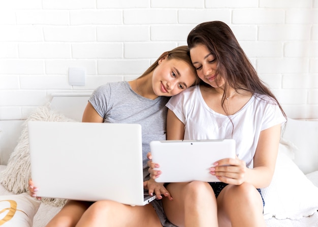 Foto gratuita mujeres lindas mirando una tableta