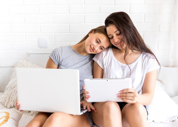 Mujeres lindas mirando una tableta