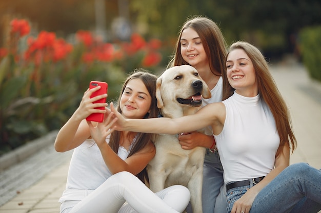 mujeres con lindo perro en la calle