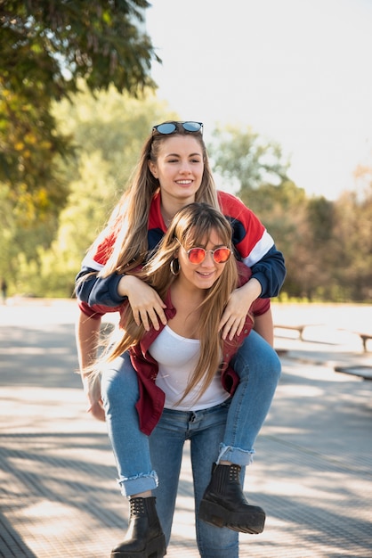 Foto gratuita las mujeres llevan a cuestas a su novia