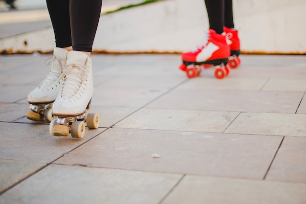 Mujeres, llevando, rollerskates, equitación, pavimento