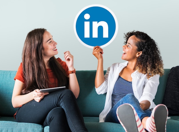 Mujeres con logo de Linkedin