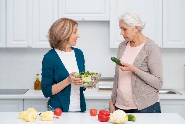 Mujeres maduras listas para cocinar juntas