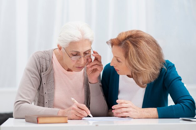 Mujeres maduras pasando tiempo juntas