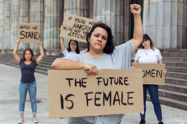 Mujeres manifestantes manifestando juntas por los derechos