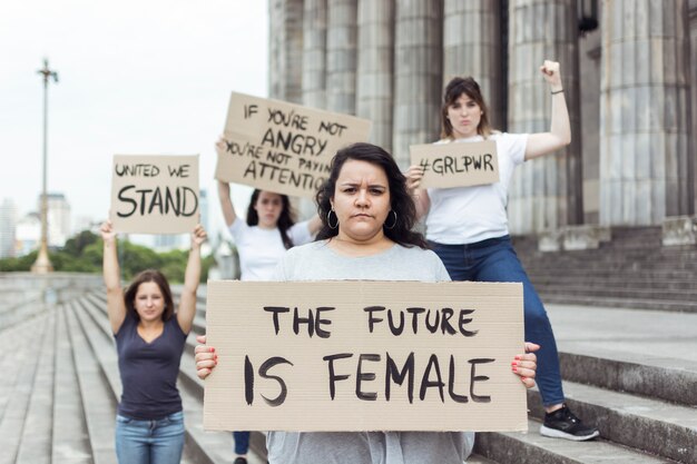 Mujeres manifestantes manifestando juntas