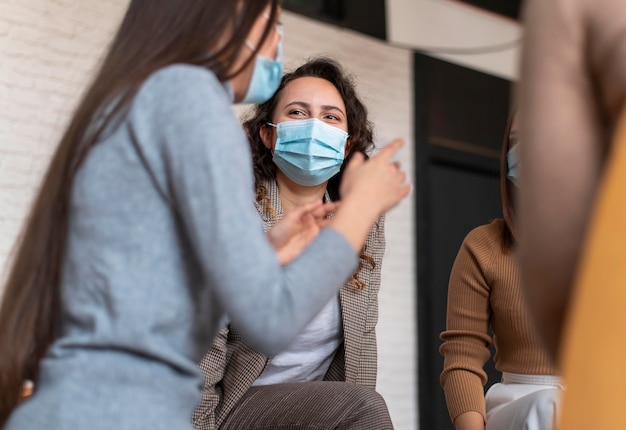 Mujeres con máscaras en terapia