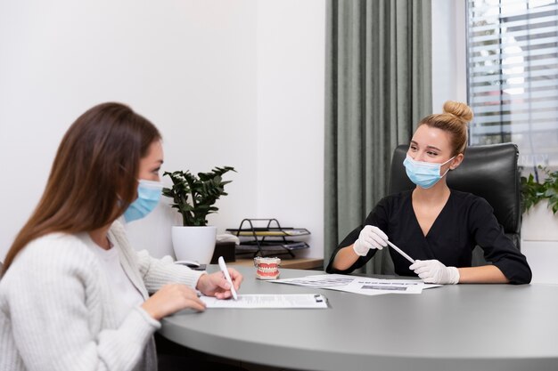 Mujeres con máscaras de tiro medio