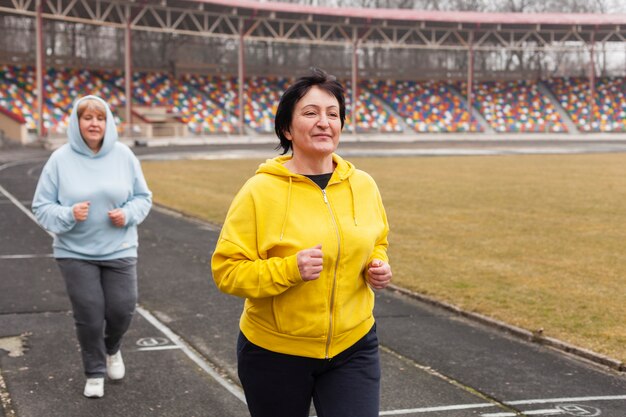 Mujeres mayores de alto ángulo corriendo