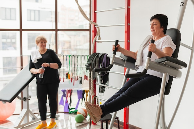 Mujeres mayores de alto ángulo en el gimnasio