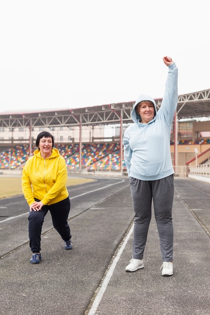 Mujeres mayores entrenando en el estadio