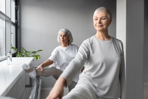 Mujeres mayores haciendo ejercicios de fitness en el gimnasio