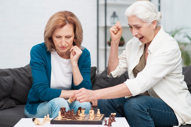 Mujeres mayores jugando al ajedrez juntos