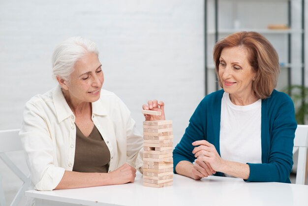 Mujeres mayores jugando jenga juntos