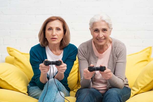 Mujeres mayores jugando videojuegos