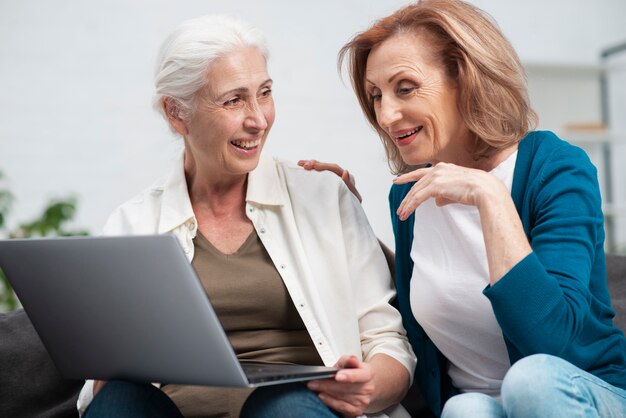 Mujeres mayores junto con una computadora portátil