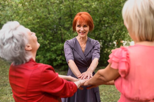 Foto gratuita mujeres mayores que celebran la amistad en el parque