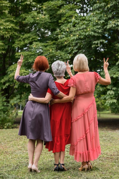 Mujeres mayores que celebran la amistad en el parque