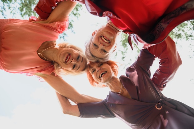 Mujeres mayores que celebran la amistad