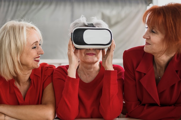 Foto gratuita mujeres mayores que usan tecnología vr