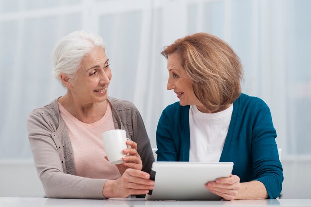 Mujeres mayores sonriendo el uno al otro