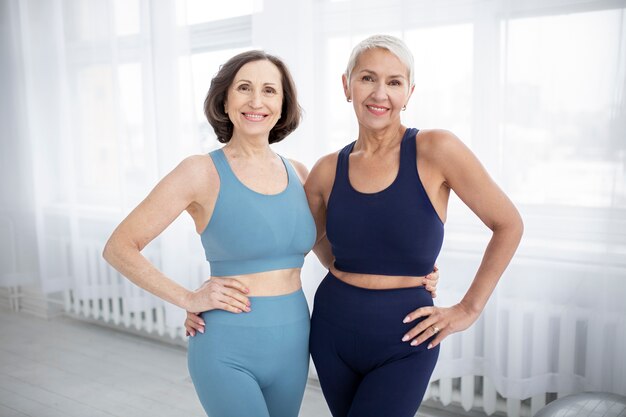 Mujeres mayores sonrientes de tiro medio