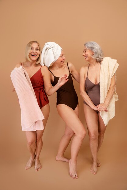 Mujeres mayores de tiro completo en trajes de baño posando