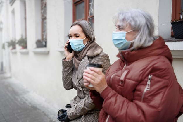 Mujeres mayores de tiro medio afuera