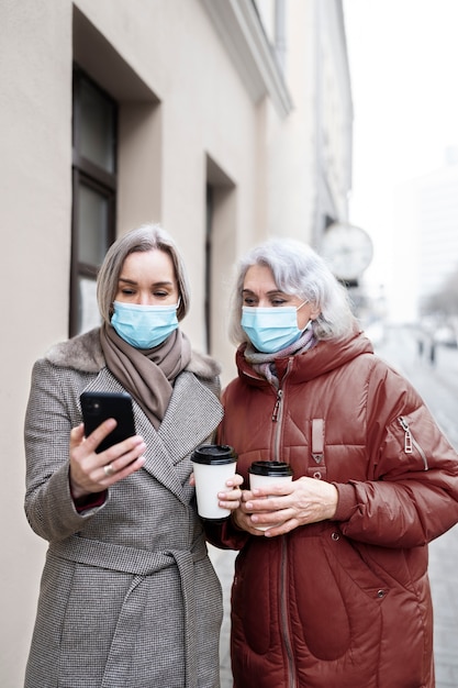 Mujeres mayores de tiro medio con máscaras