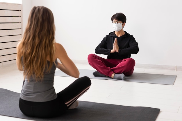 Mujeres meditando con una mascarilla