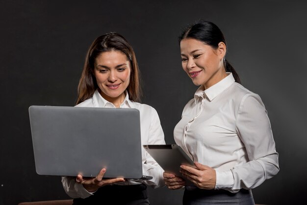 Foto gratuita mujeres mirando en la computadora portátil