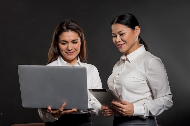 Mujeres mirando en la computadora portátil