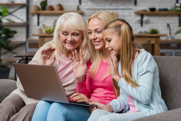 Mujeres mirando y hablando en la computadora portátil